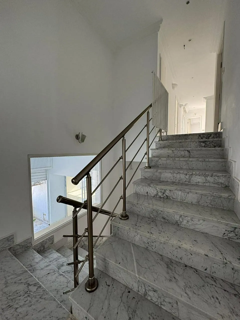 A Louer Villa sur trois niveaux à Menzah 9C