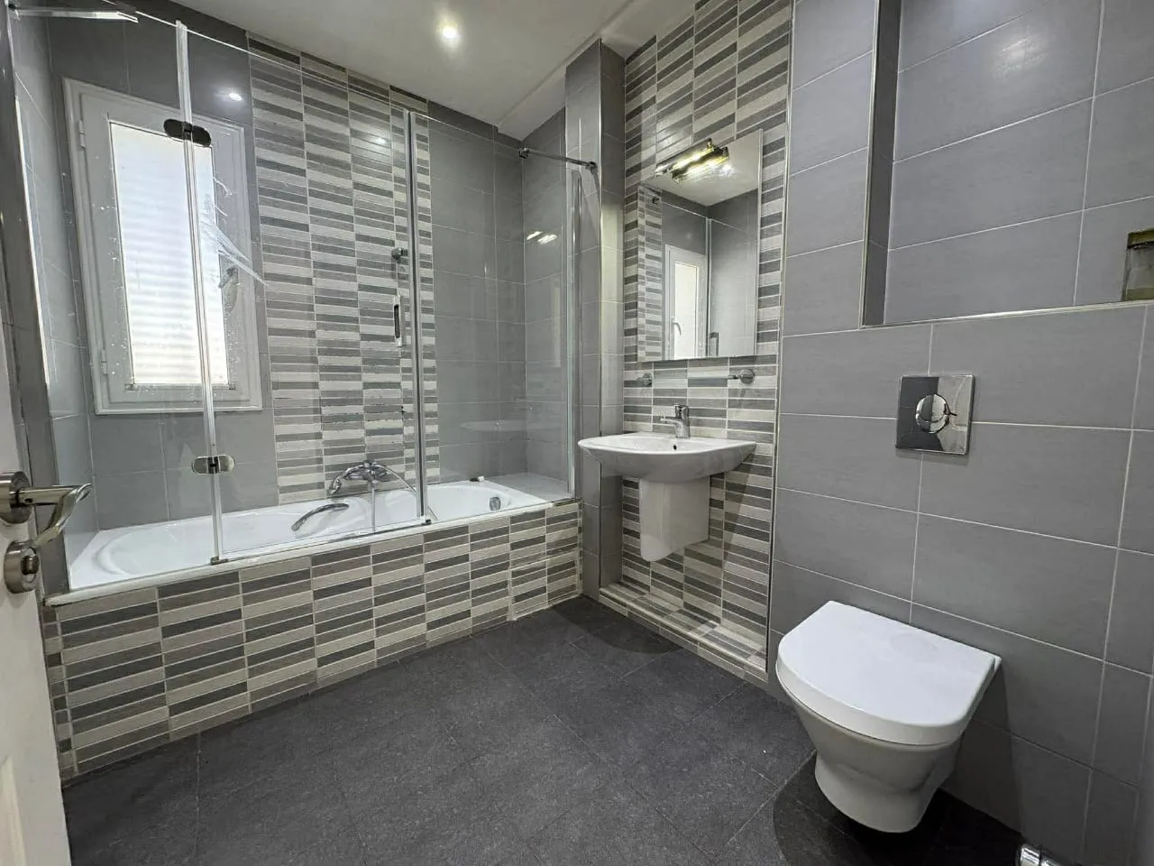 A Louer Villa sur trois niveaux à Menzah 9C