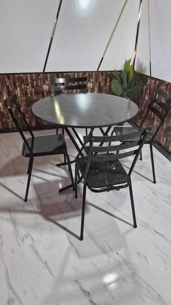 Table ronde pliante avec 4 chaises 