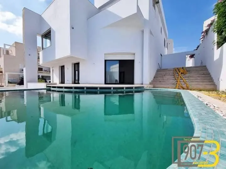 A vendre – Villa de Luxe à Ennasr 2
