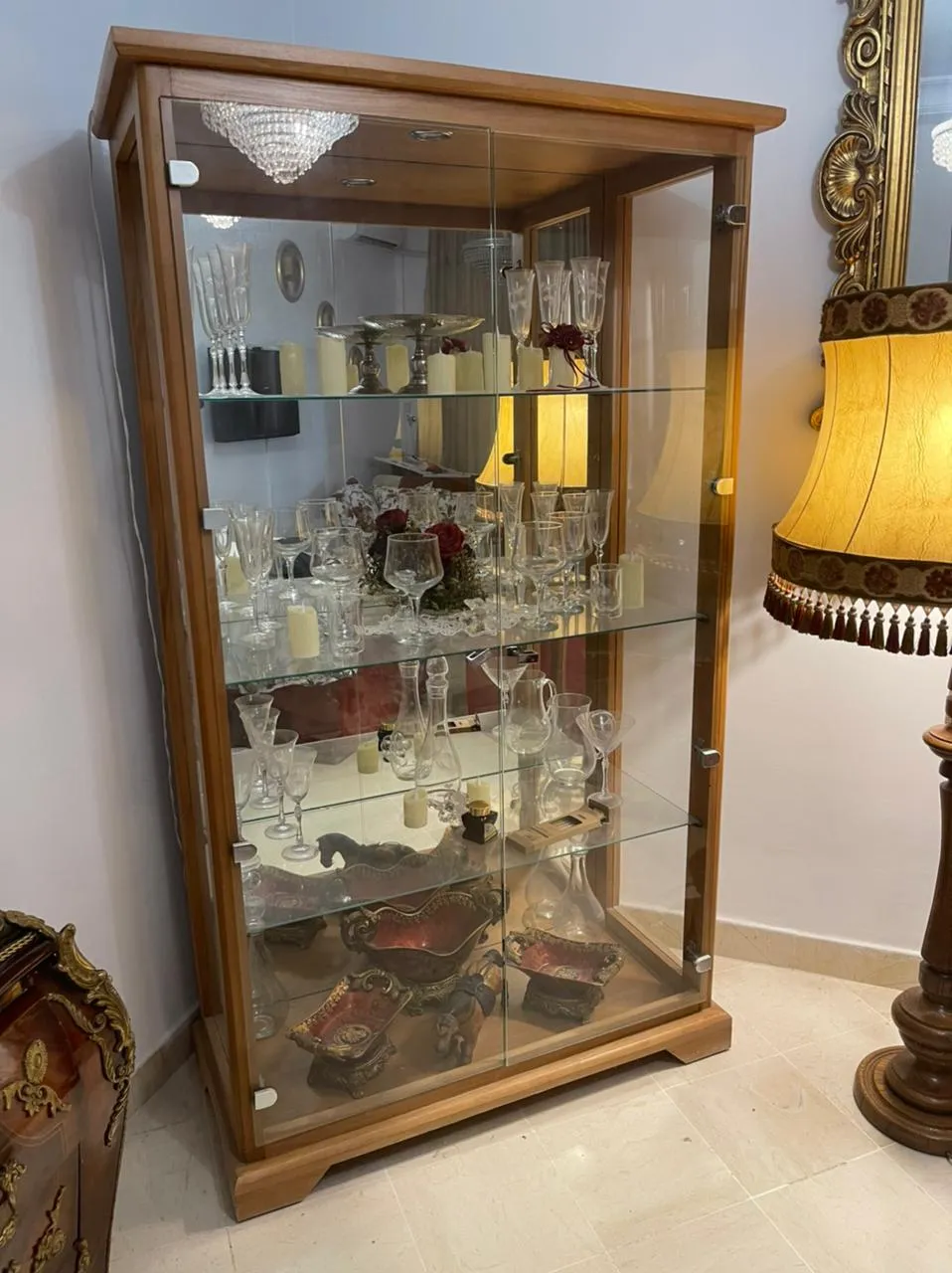 Argentier 2 portes de style Louis Philippe ,& une table avec 4 pouff 
