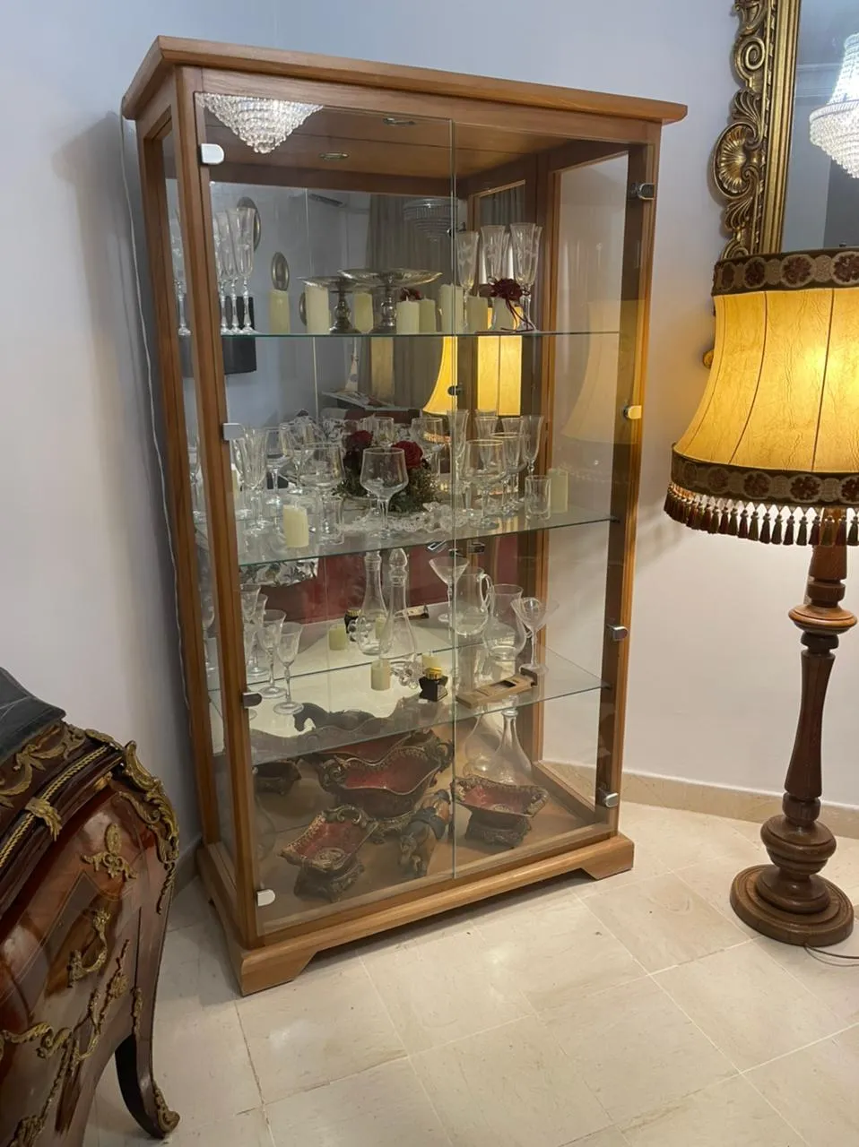 Argentier 2 portes de style Louis Philippe ,& une table avec 4 pouff 