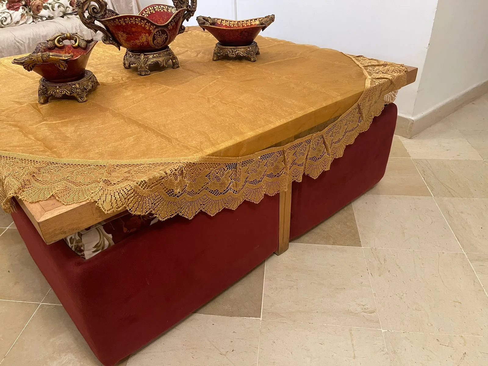 Argentier 2 portes de style Louis Philippe ,& une table avec 4 pouff 