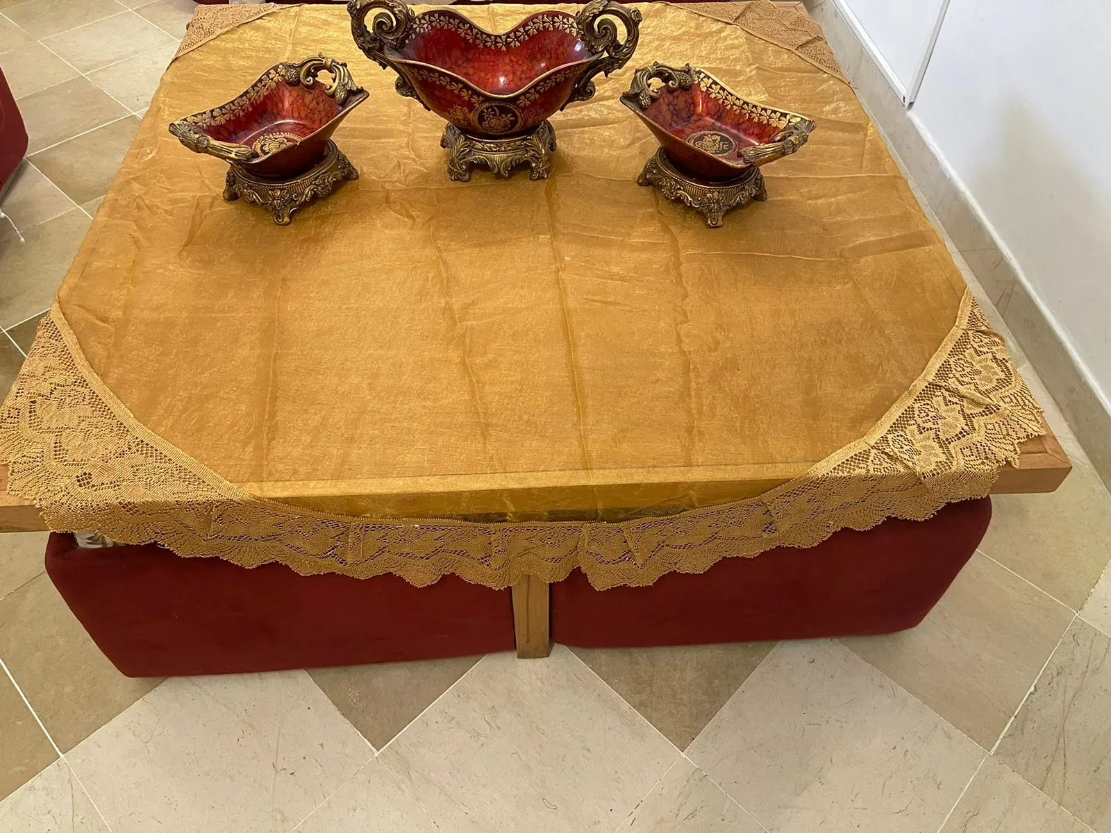 Argentier 2 portes de style Louis Philippe ,& une table avec 4 pouff 