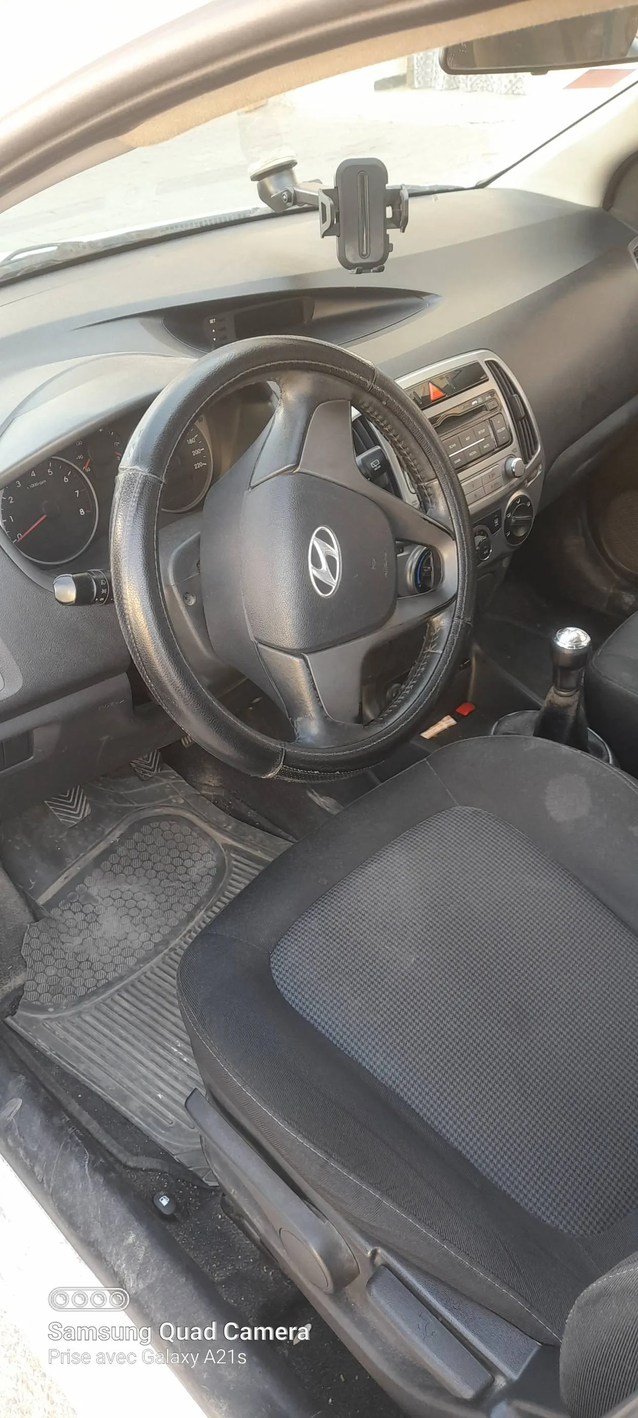 hyundai i20 très propre tel:21227228