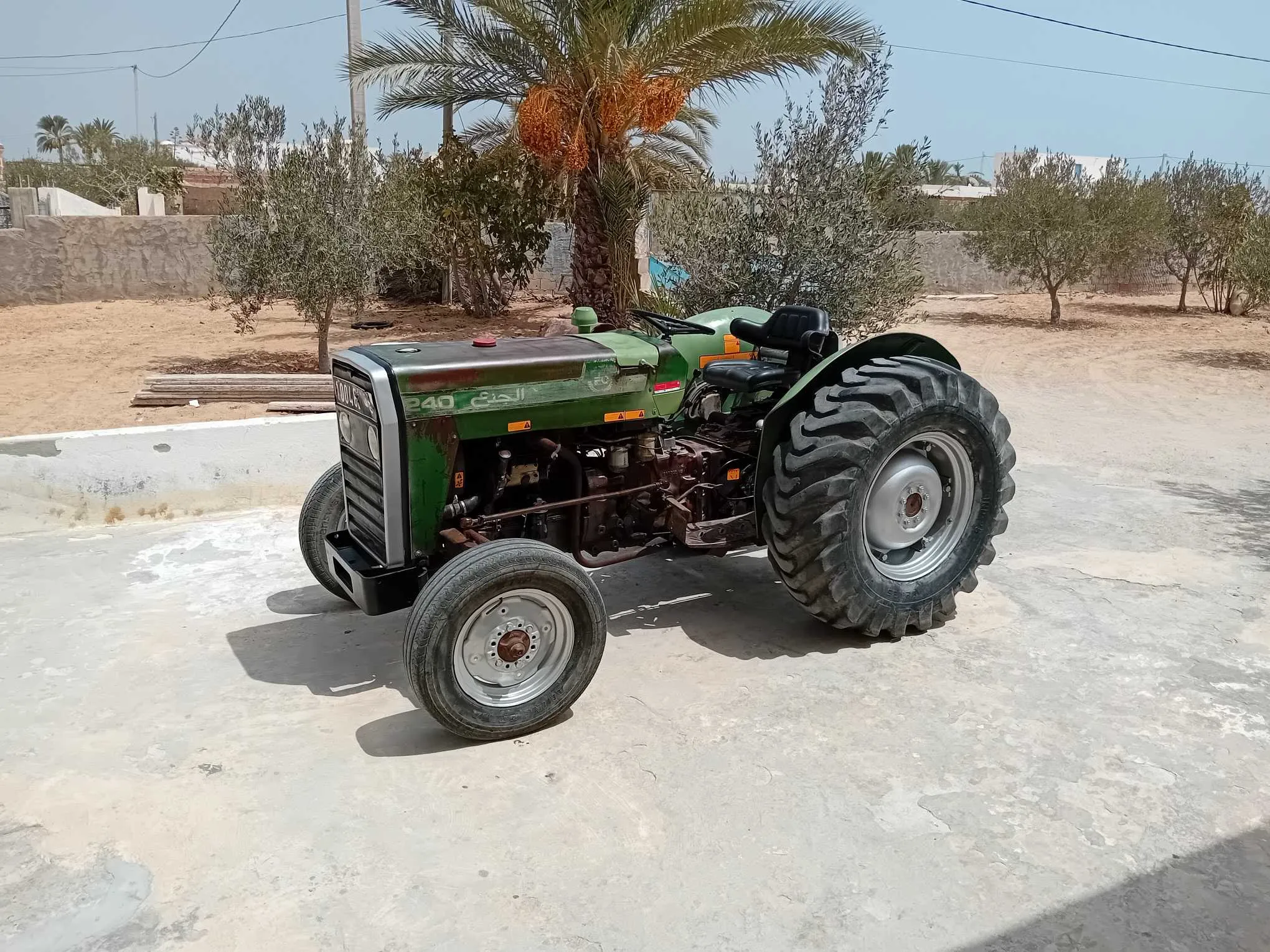 Tracteur 240 جذع  240 نضيف 