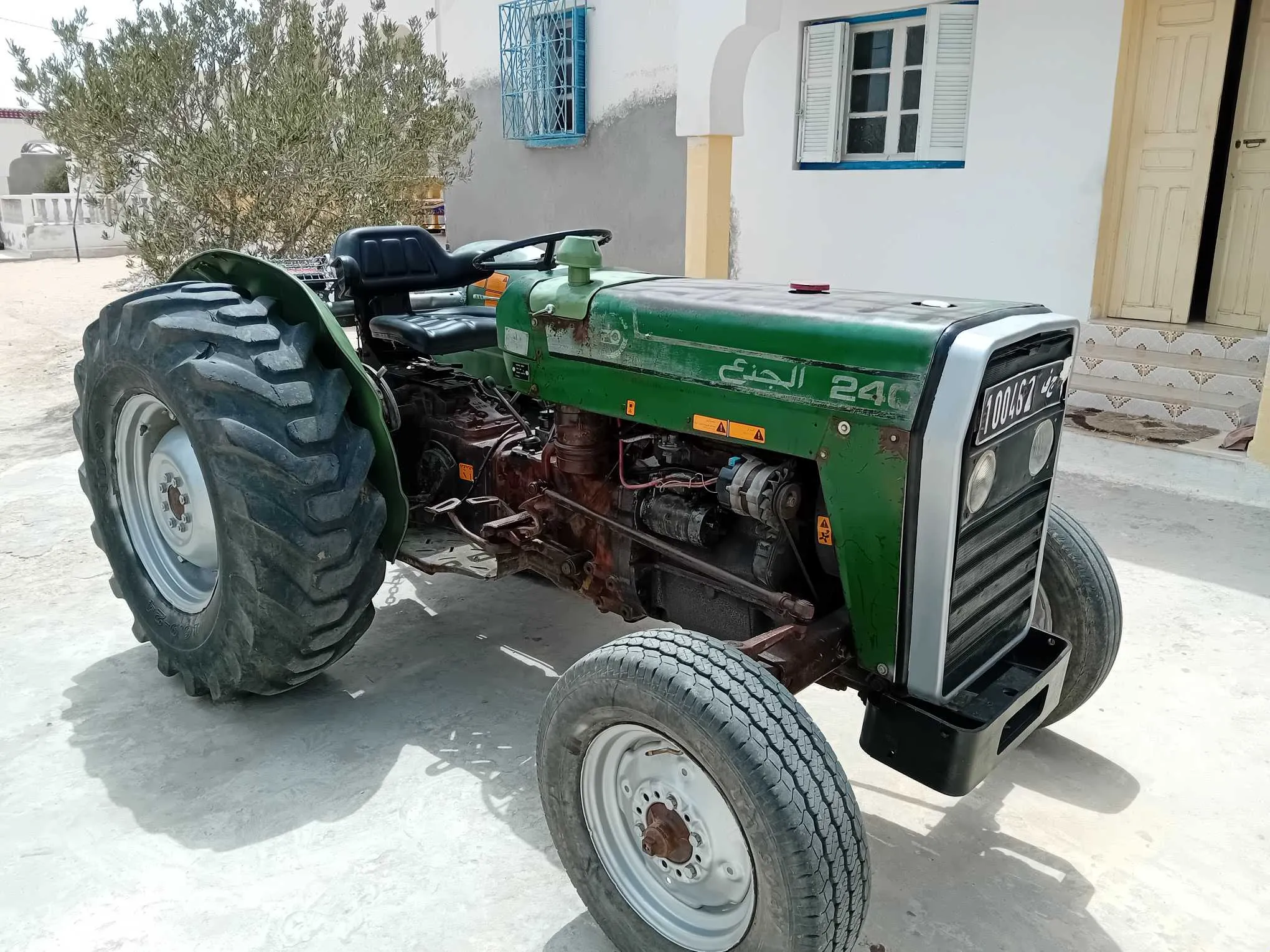 Tracteur 240 جذع  240 نضيف 