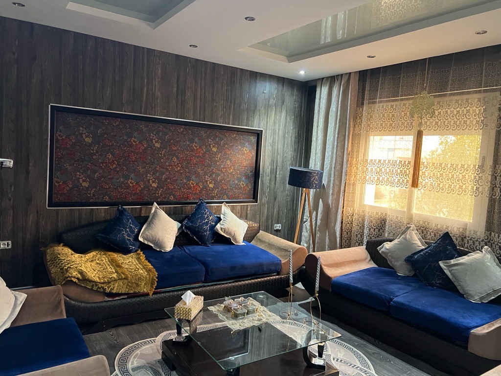 Salon luxueux un vrai bijoux en gold et bleu royale et beige