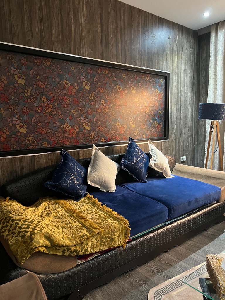 Salon luxueux un vrai bijoux en gold et bleu royale et beige