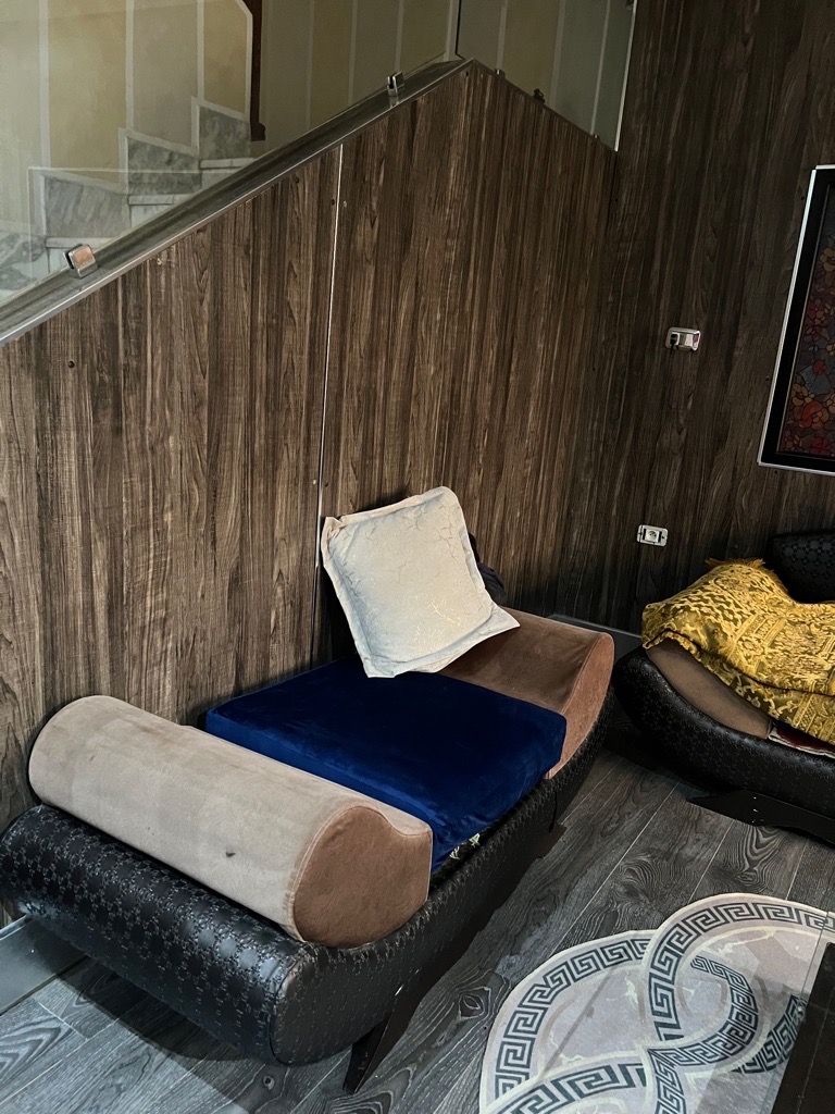 Salon luxueux un vrai bijoux en gold et bleu royale et beige