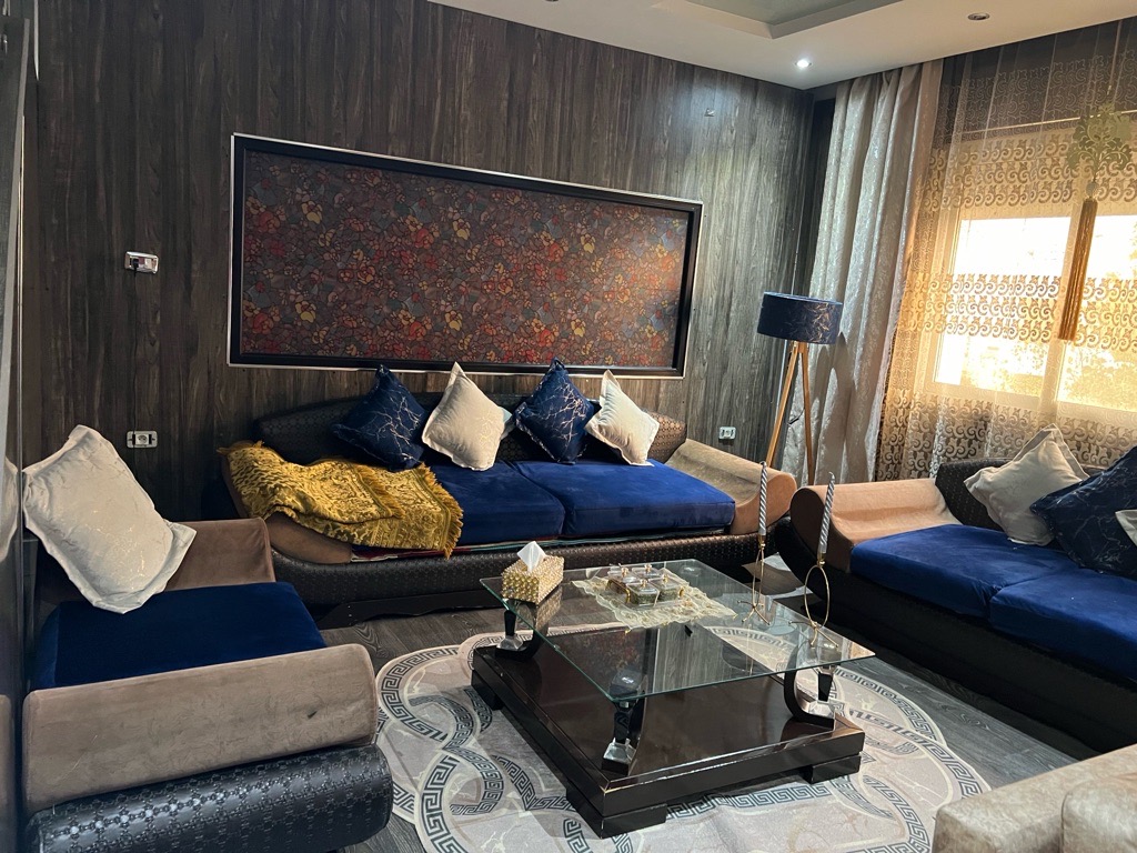 Salon luxueux un vrai bijoux en gold et bleu royale et beige