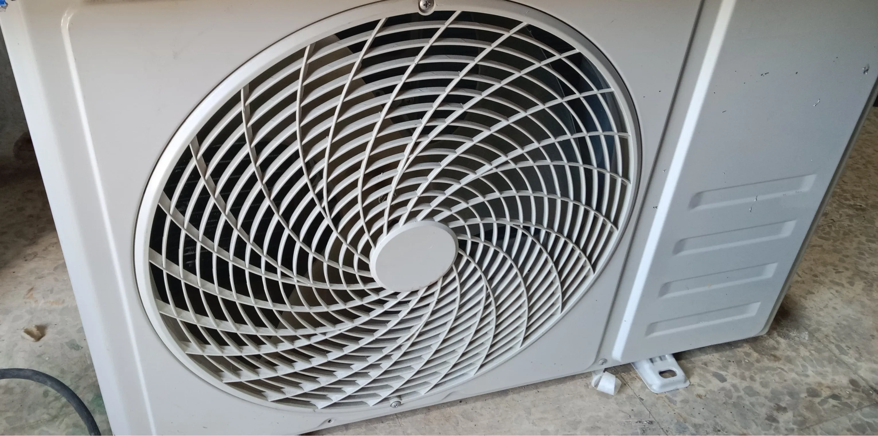 Climatiseur GREE 12000 BTU Chaud / Froid ; état neuf avec support ; livré ; Installé et Garantie 2 ans