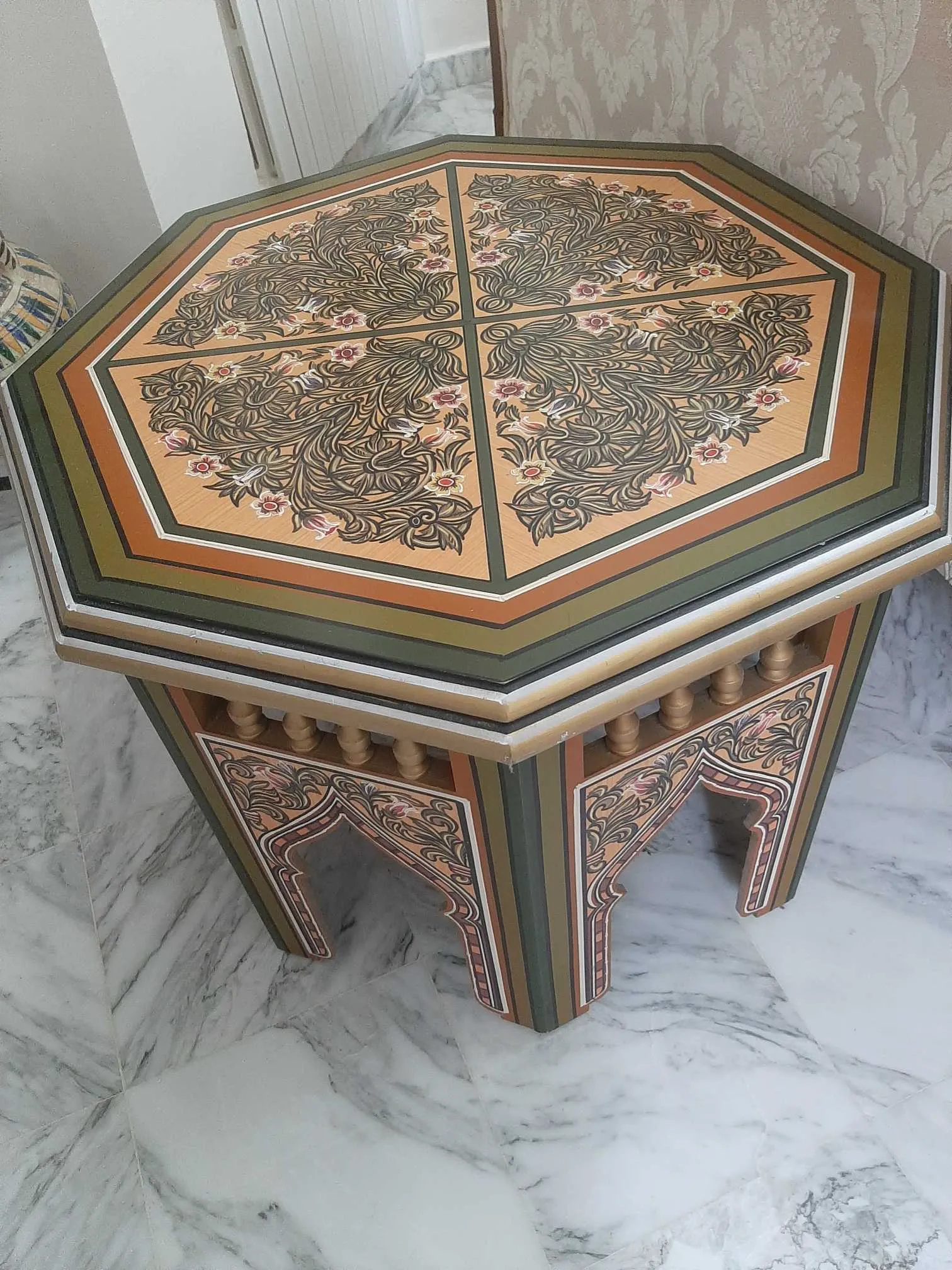 Salon style arabesque 