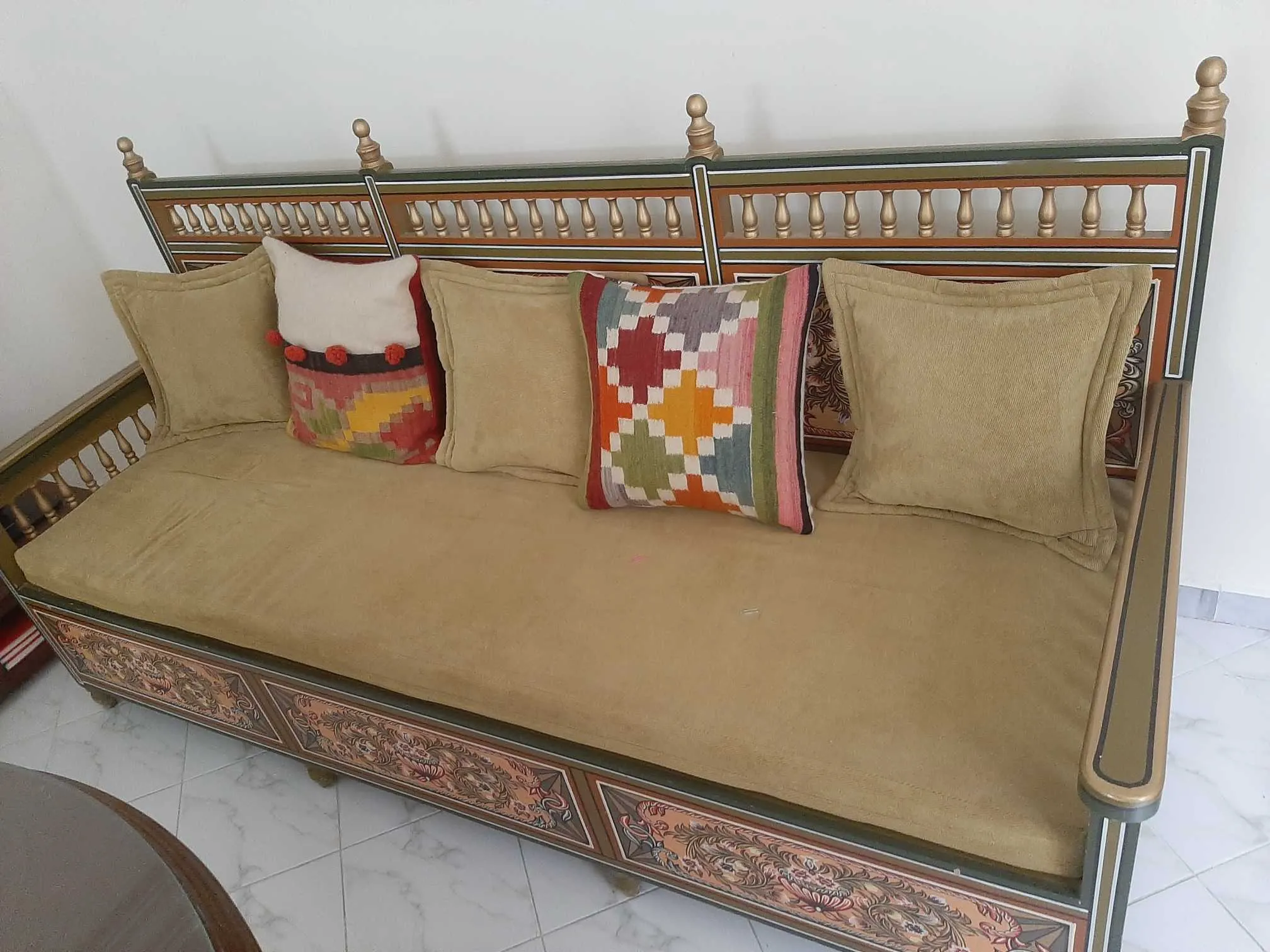 Salon style arabesque 