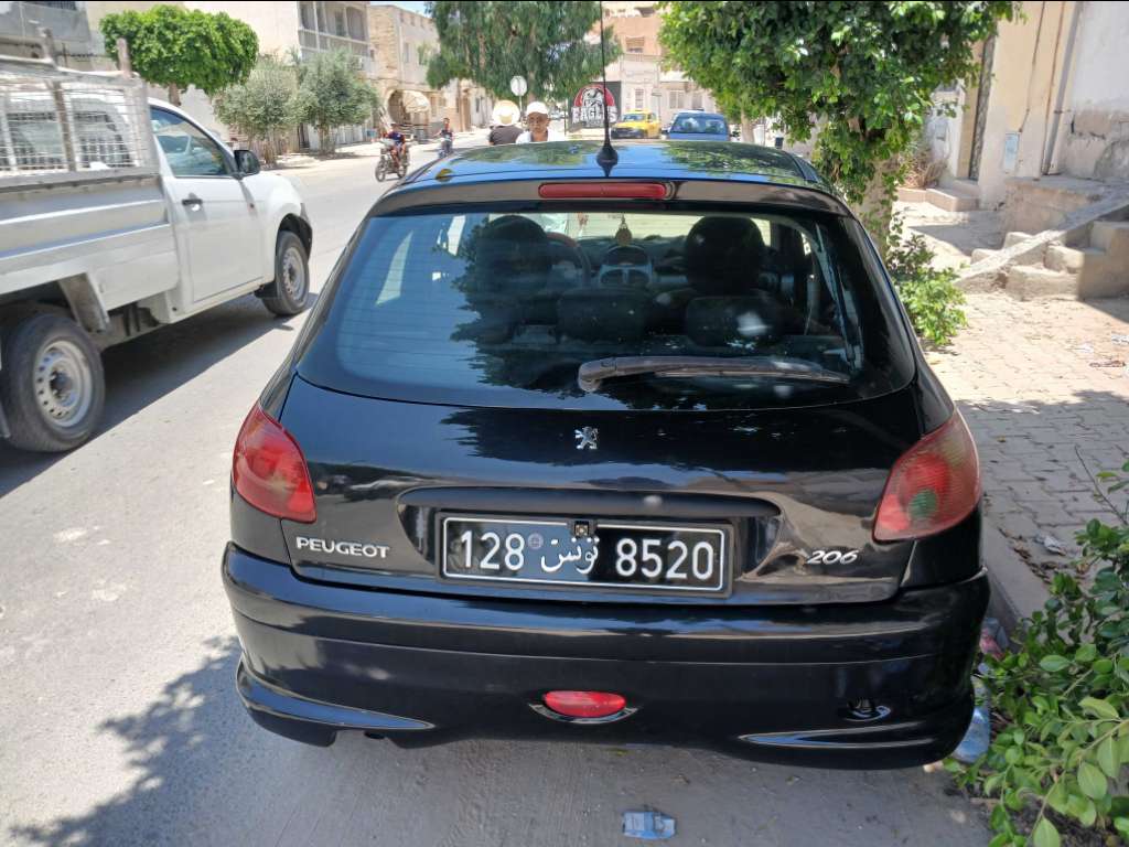 PEUGEOT 206 1er main ESSENCE 