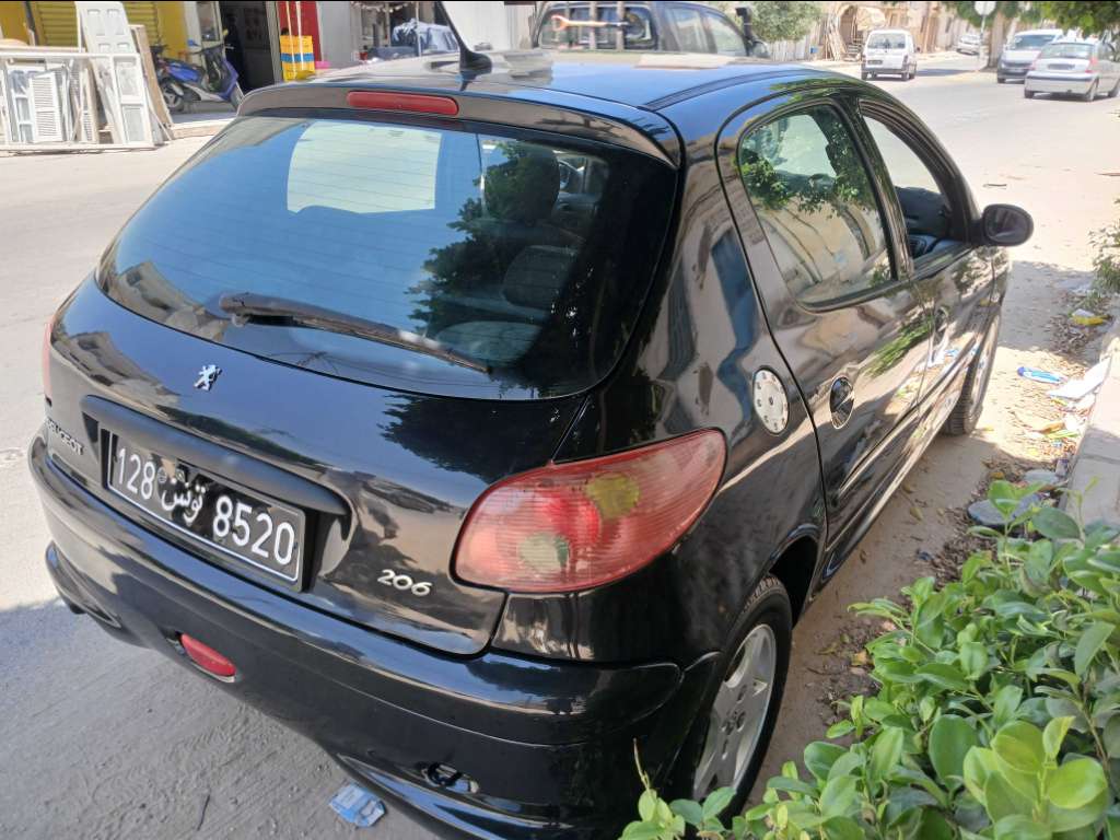 PEUGEOT 206 1er main ESSENCE 