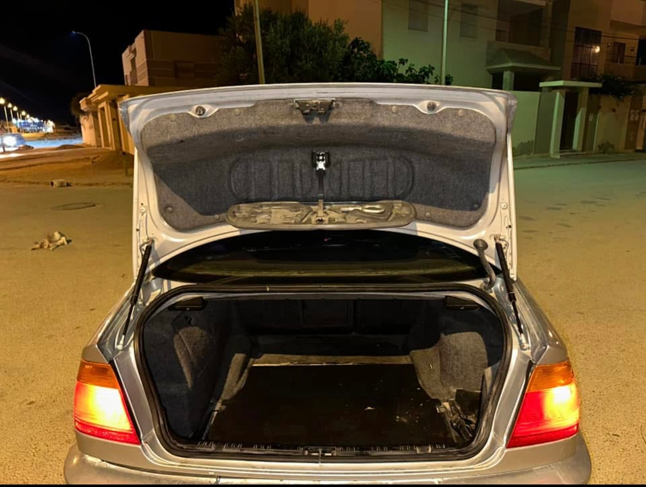 a vendre blw e46 en bon etat moteur m43 tt option climatisé 