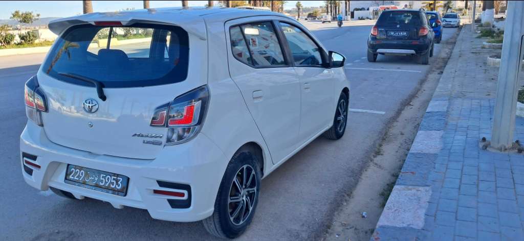 TOYOTA AGYA PREMIÈRE MAIN 