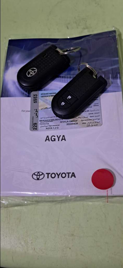 TOYOTA AGYA PREMIÈRE MAIN 