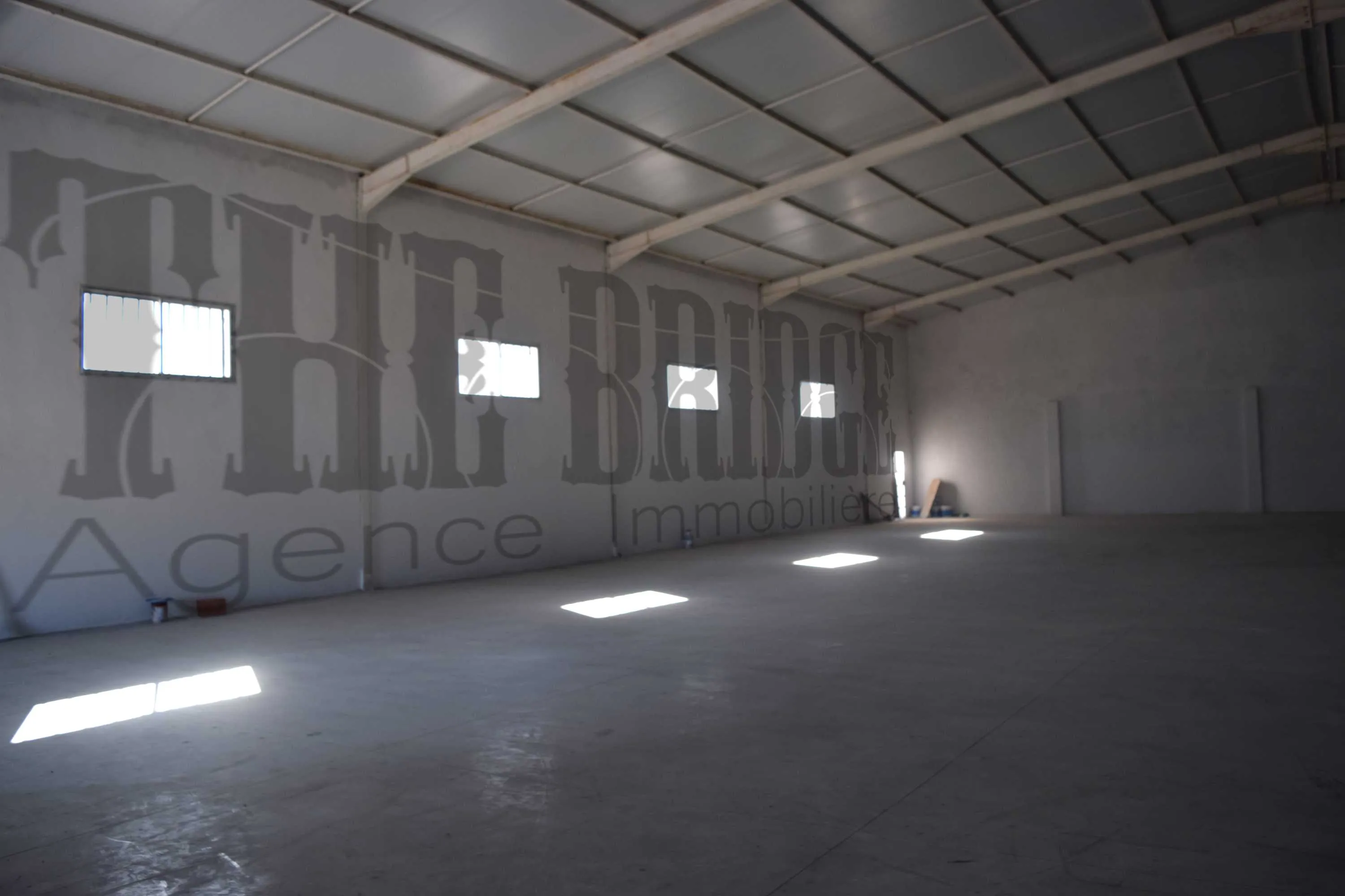 À LOUER –900 m² COUVERTS EN PANNEAUX SANDWICH