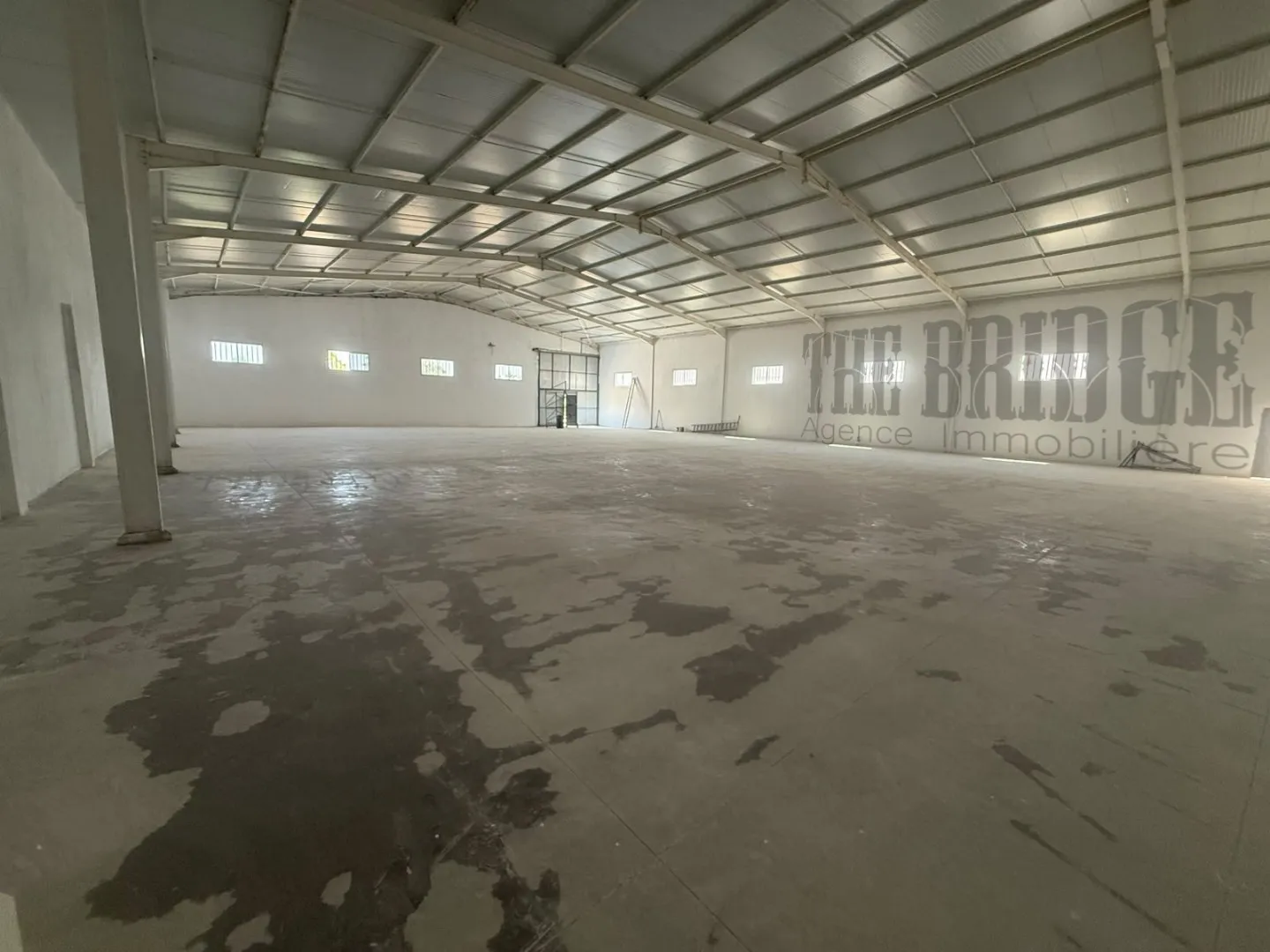 À LOUER –900 m² COUVERTS EN PANNEAUX SANDWICH