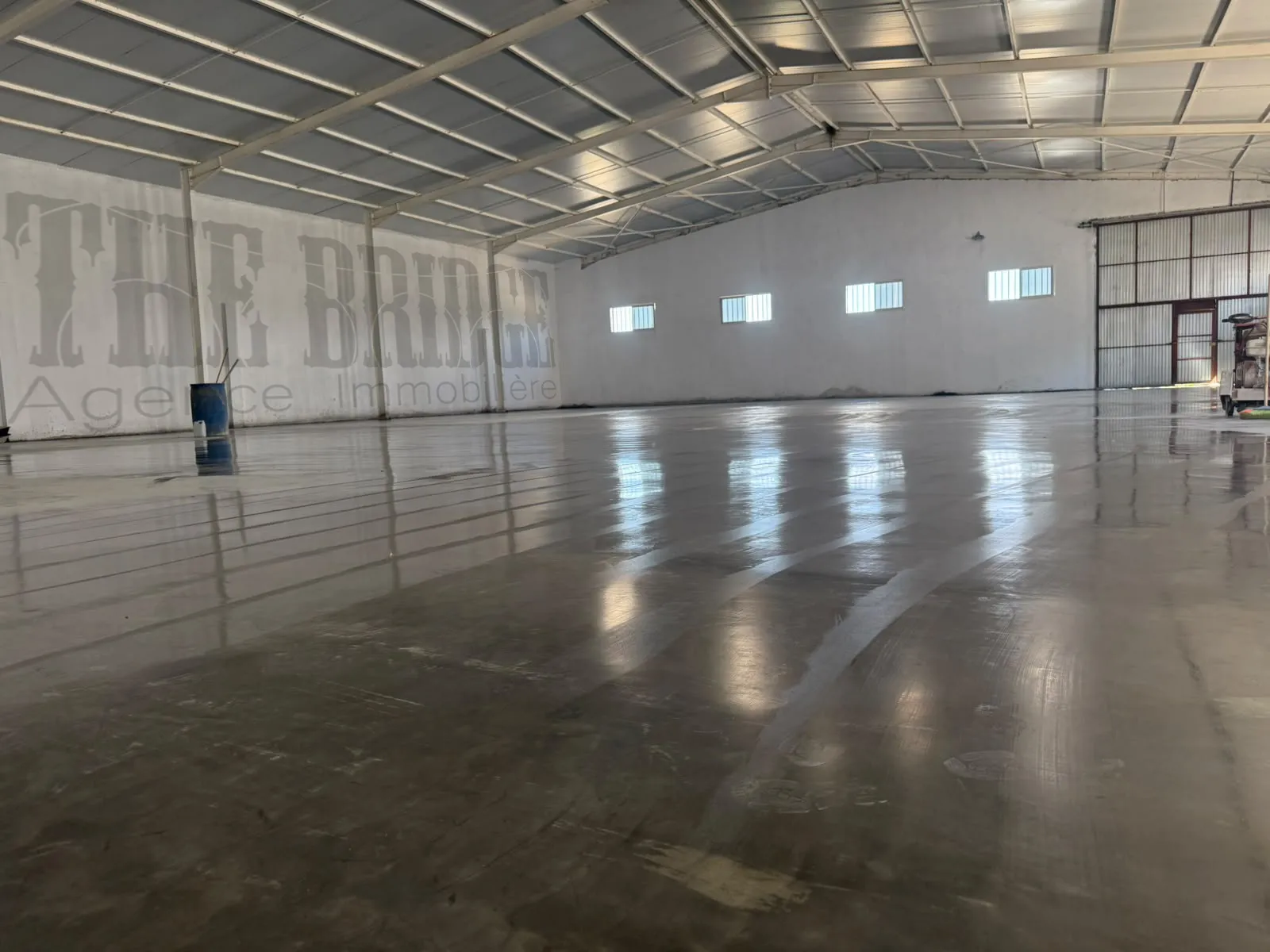 À LOUER –900 m² COUVERTS EN PANNEAUX SANDWICH