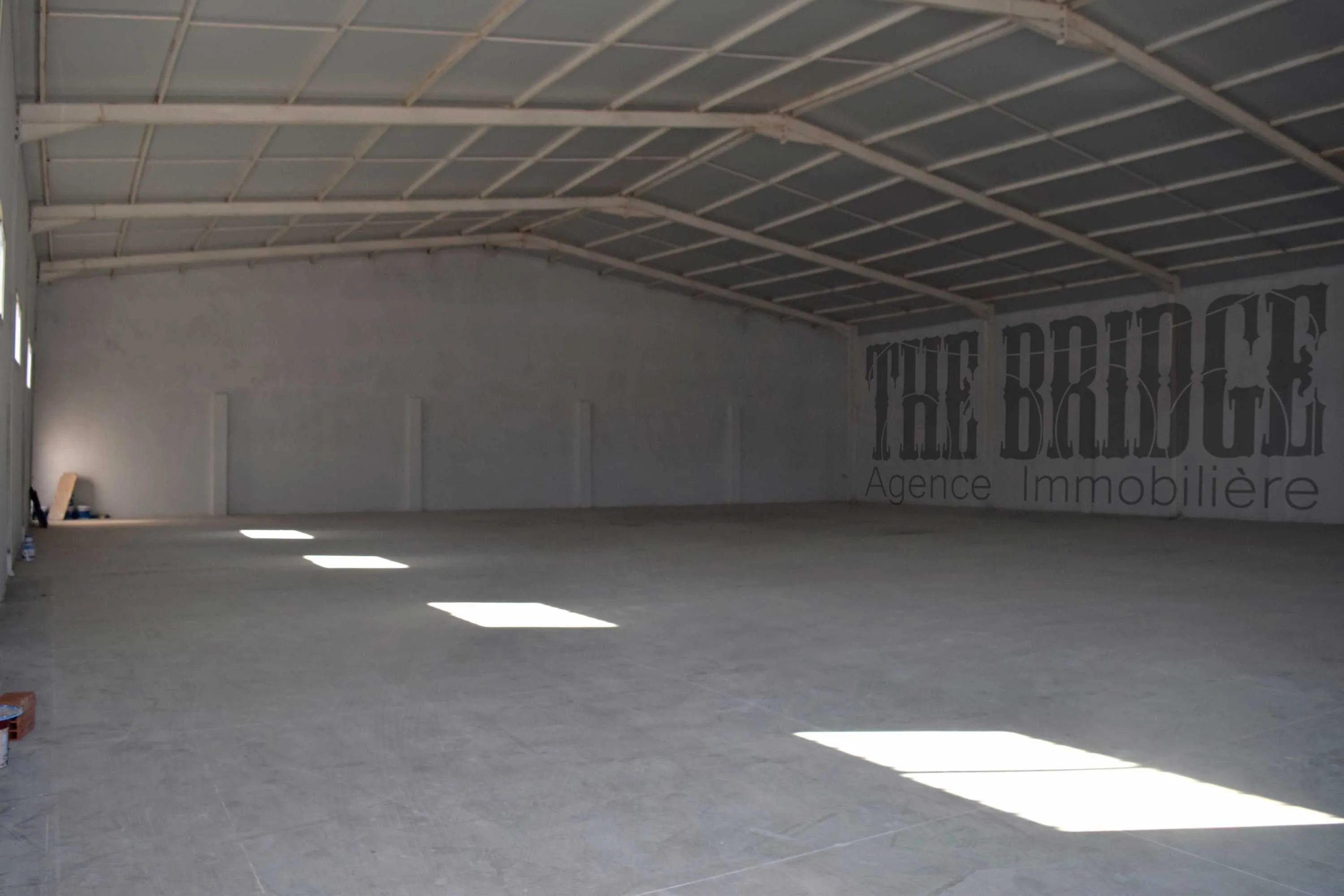 À LOUER –900 m² COUVERTS EN PANNEAUX SANDWICH