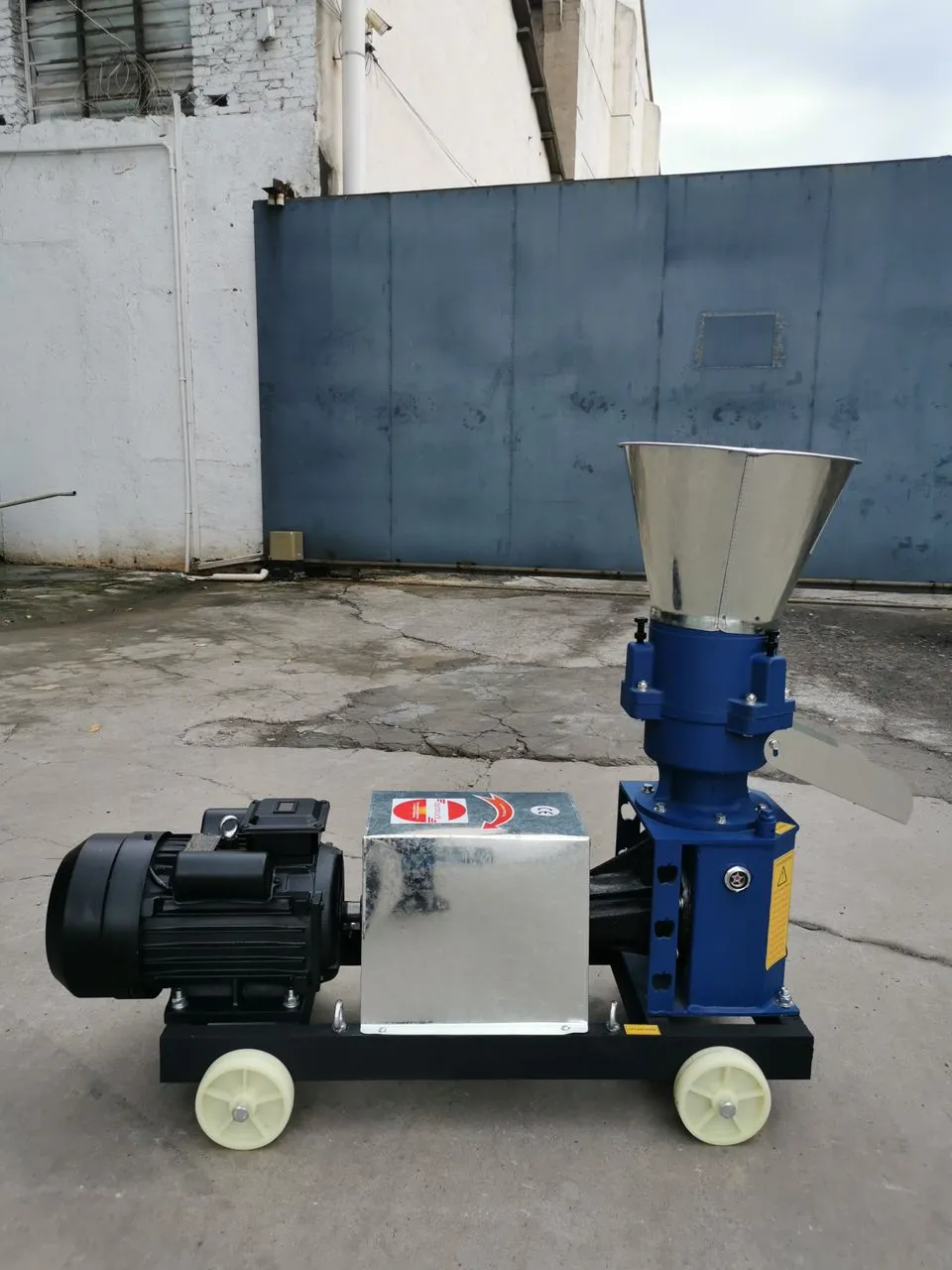 ماكينة إنتاج العلف المركب (علف بوشونات)