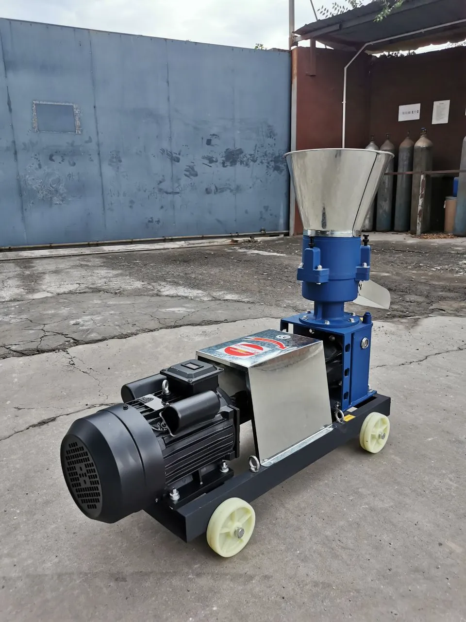 ماكينة إنتاج العلف المركب (علف بوشونات)