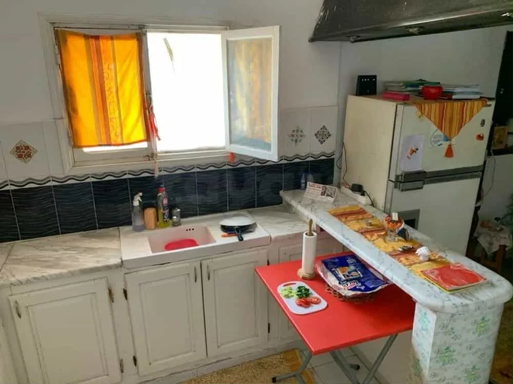 un studio s+0 meublé au 1er étage a louer situé a Bardo rue bayrouth