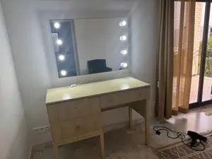 Coiffeuse et 2 commodes avec miroir et éclairage ( miroir offert)