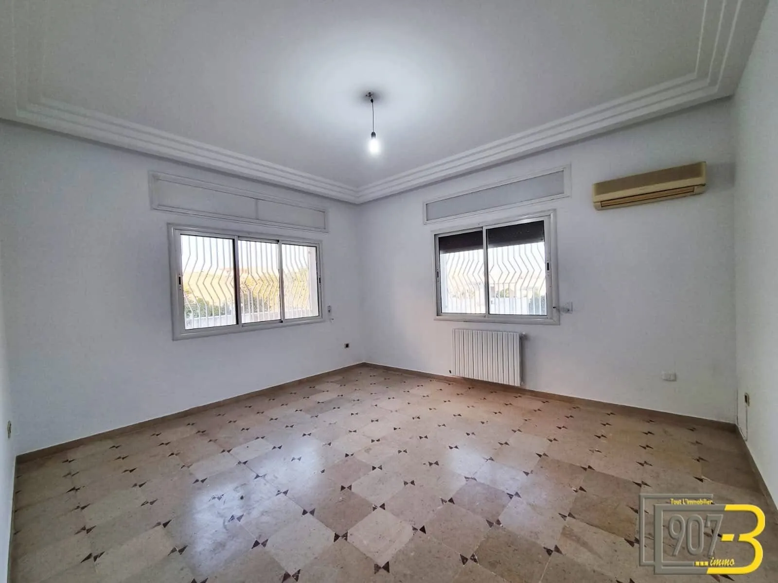 A louer à Ennasr  une villa  sur deux niveaux 