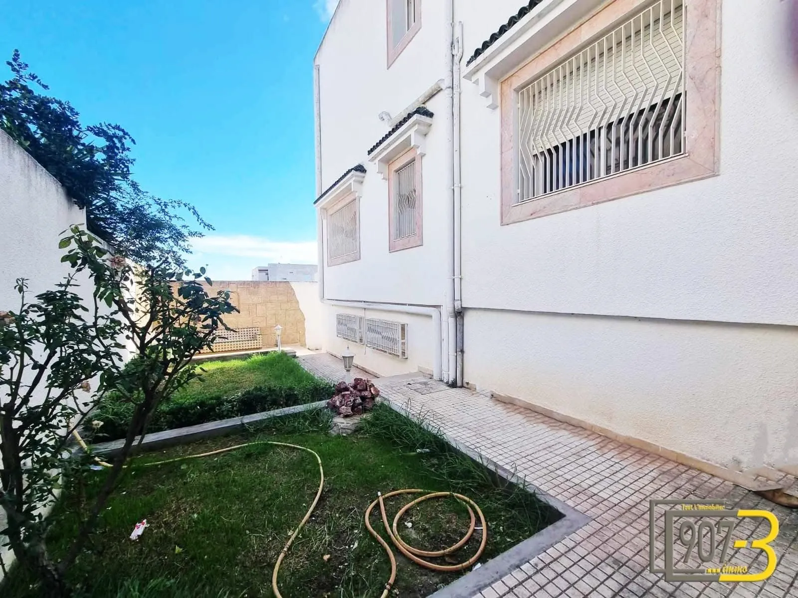 A louer à Ennasr  une villa  sur deux niveaux 