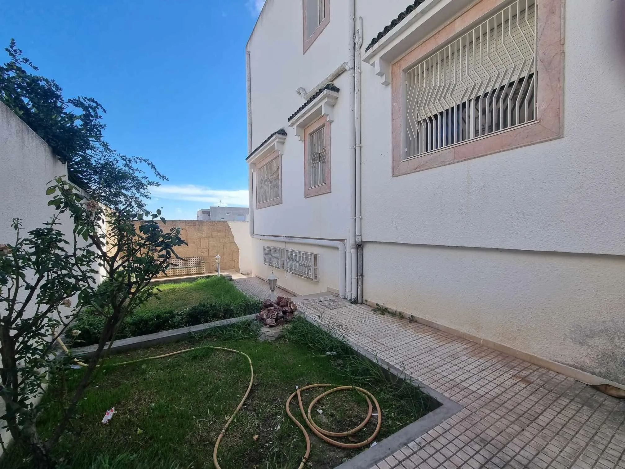 A louer à Ennasr  une villa  sur deux niveaux 