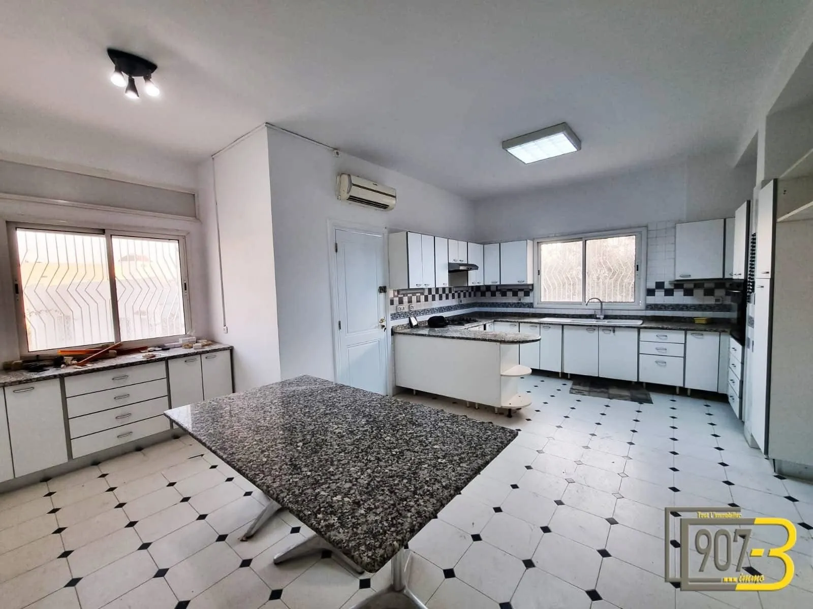 A louer à Ennasr  une villa  sur deux niveaux 