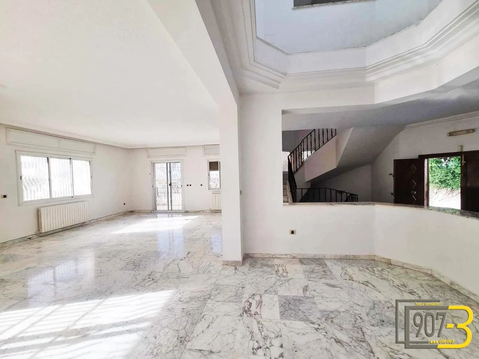 A louer à Ennasr  une villa  sur deux niveaux 