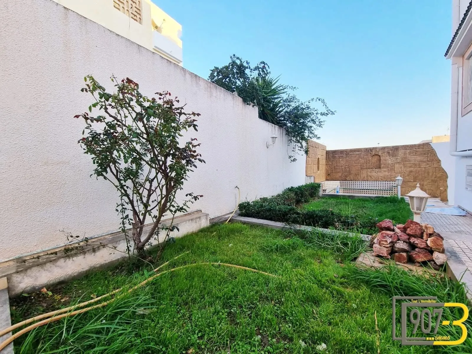 A louer à Ennasr  une villa  sur deux niveaux 