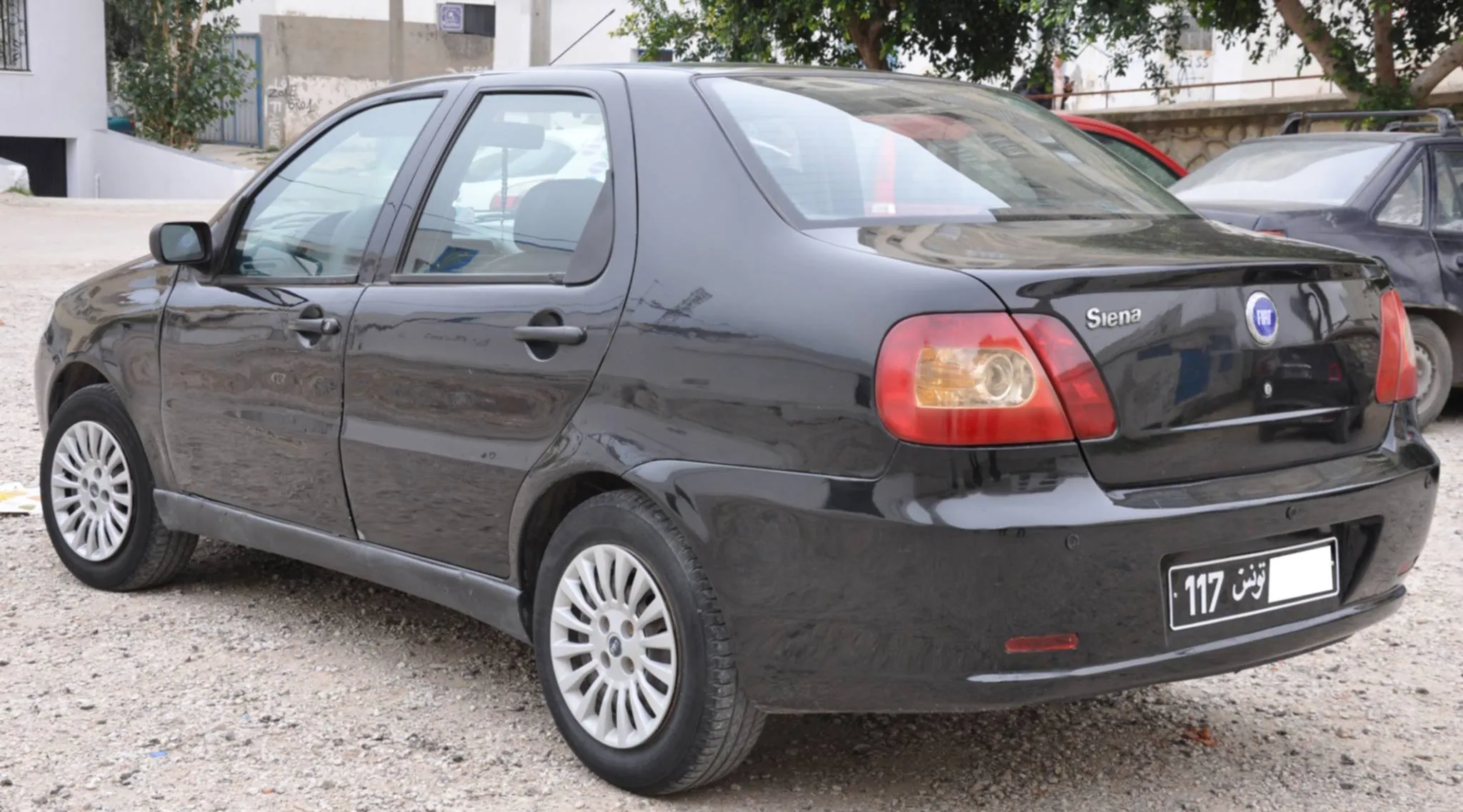  A vendre FIAT SIENA 2 en excellent état  ** Tel : 98.563.624  ** Prix 18.000 Dinar  
