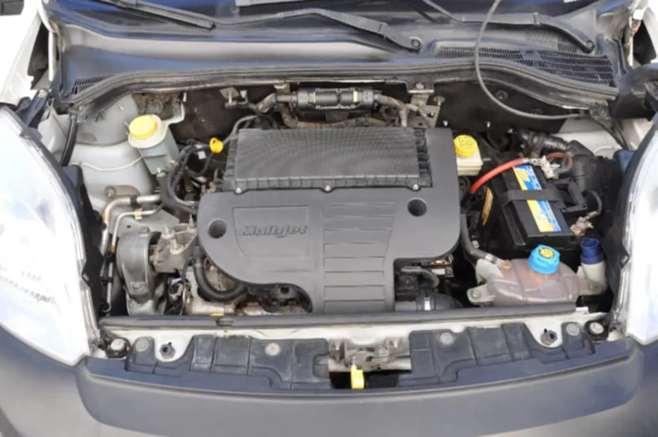 UNE TRÈS BELLE  FIAT FIORINO TEL: 97.179.768 Prix 24.300