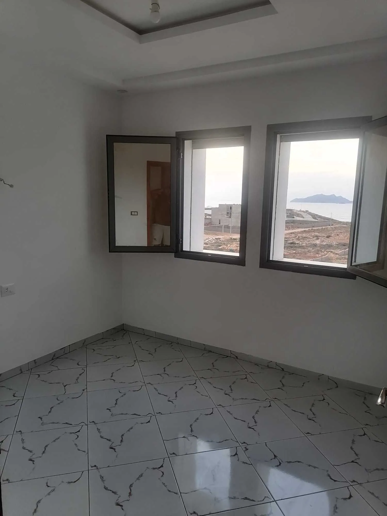 فرصة استثمار شقق حديثة البناء في الهوارية قريبة للبحر و جميع المرافق