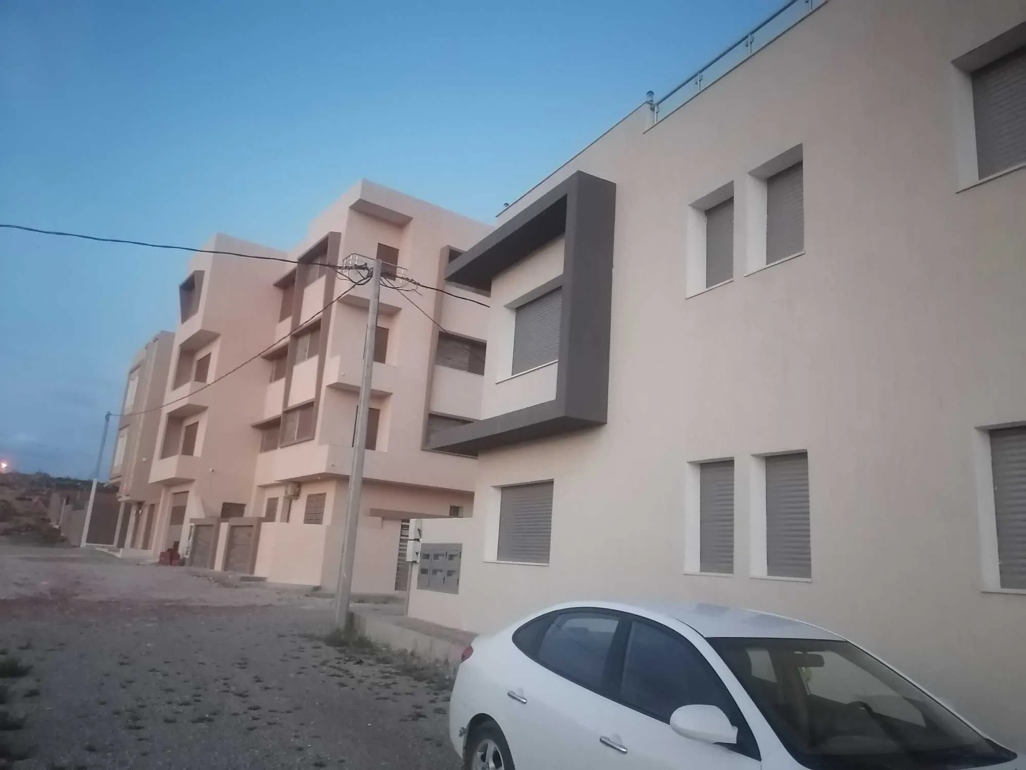 فرصة استثمار شقق حديثة البناء في الهوارية قريبة للبحر و جميع المرافق