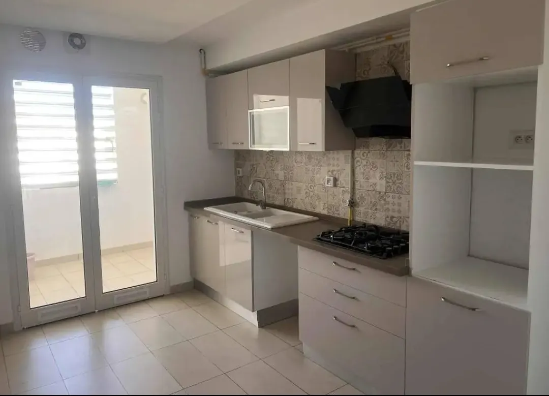 Location S2 vide à Chotrana 1