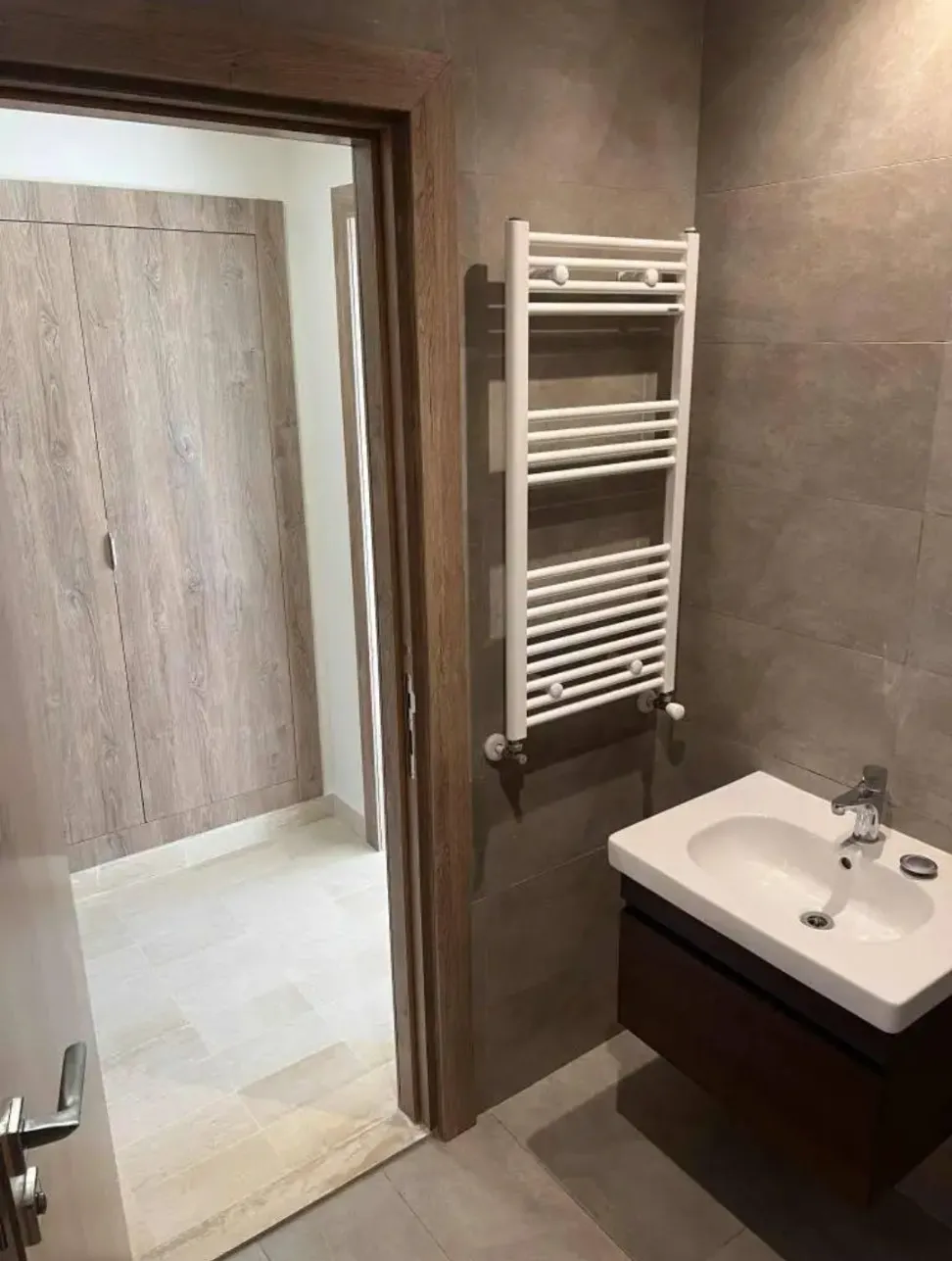 Location S2 vide à Chotrana 1