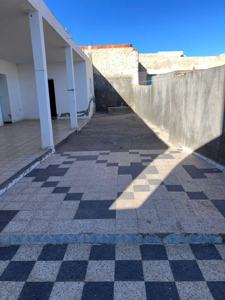 Maison à vendre dans le Hamada " entre la ville de Chebba et la ville de Melloulche