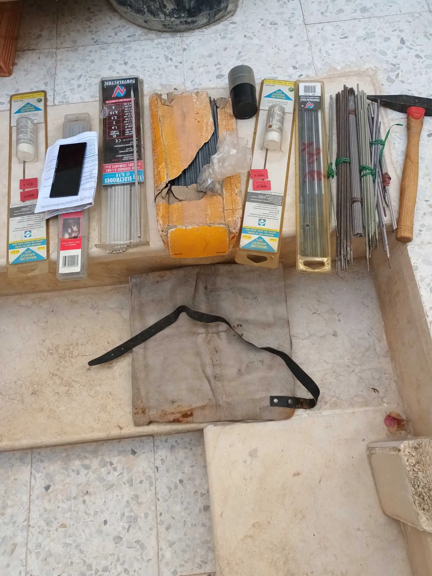 Baguettes poste soudure avec marteau et brosse etc