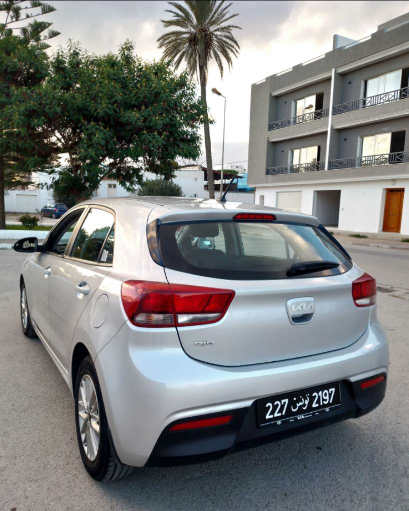 KIA RIO NEUF PREMIERE MAIN