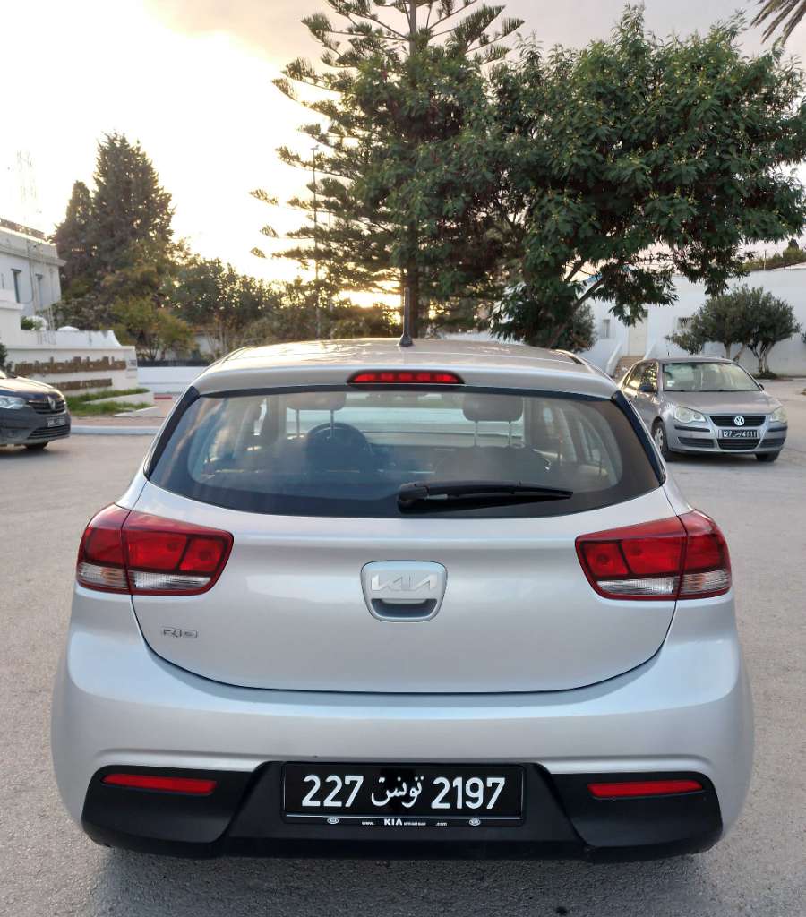 KIA RIO NEUF PREMIERE MAIN