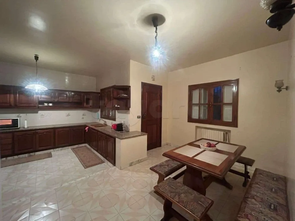 une villa sur 3 niveaux a vendre situé a ennacer 1 prés de kiosque agil