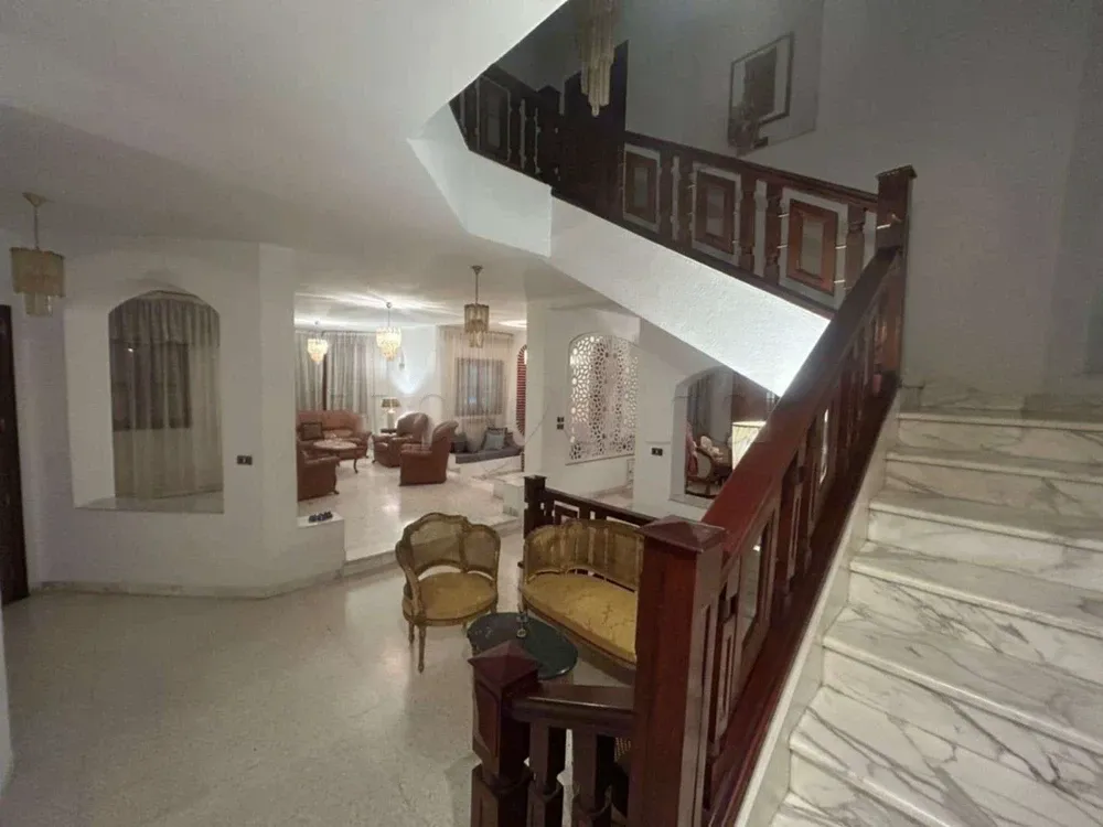 une villa sur 3 niveaux a vendre situé a ennacer 1 prés de kiosque agil