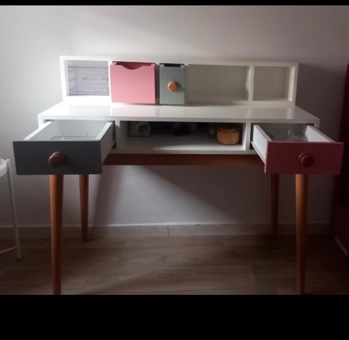 Bureau fille presque neuf